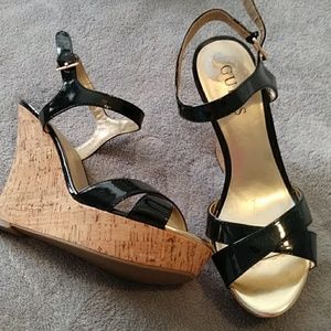 GUESS PATENTED LEATHER SANDALS